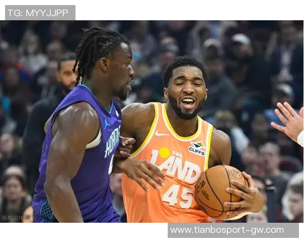 克尼佩尔半场表现出色砍下16分却因崴脚提前离场令人惋惜